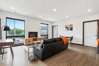 Image de CozySuites Mass with parking, lounge and roof deck 10