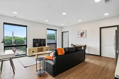 Image de CozySuites Mass with parking, lounge and roof deck 11