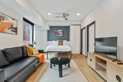 Image de CozySuites Mass w/ parking, lounge & roof deck #14