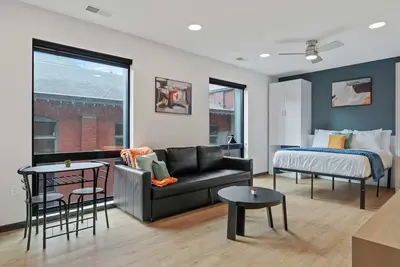 Image de CozySuites Mass with parking, lounge and roof deck 18