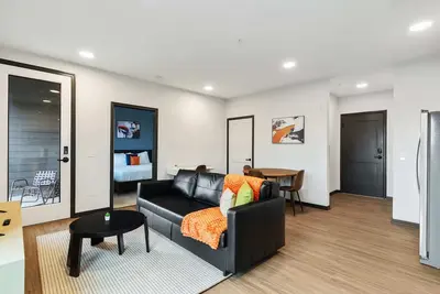 Image de CozySuites Mass with parking, lounge and roof deck 3