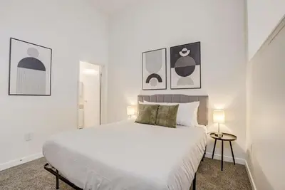 Image de CozySuites - 1br with Direct Skybridge Access #2