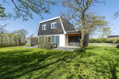 Image de Modern Vakantiehuis met Jacuzzi, op Loopafstand van het Strand