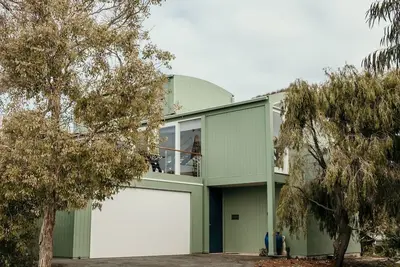 Image de Hilltop - Great casual family beach house with direct access down a sandy track to the beach.