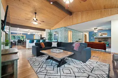 Cozy Retreat on Private Estate with Hot Tub