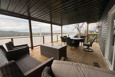 Image de RiverSuite1 - A mesmerizing river & bridge view.