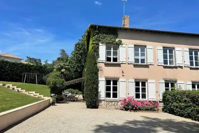 Image de Maison ancienne de charme, rénovée contemporain, 250 m2, avec magnifique piscine