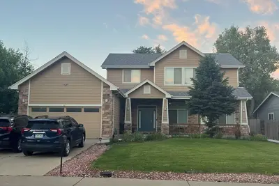 Image de Refreshing View & Spacious Upper Level 3 BRs, 2 Full Bathrooms, patio & more! !