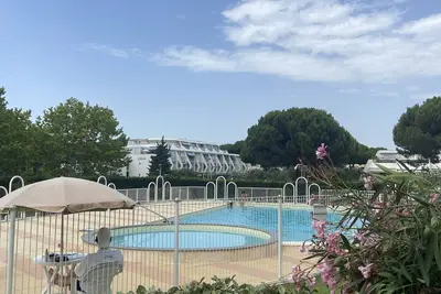 Image de Sol-y-Days Flamants roses, garden level with swimming pool