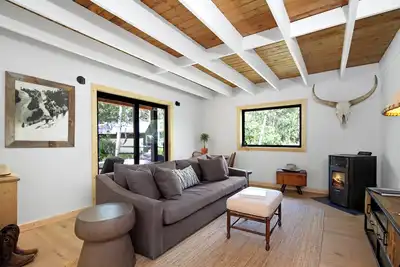 Image de Ranch Retreat a mile from Warm Springs Base Lodge; New home just under an acre