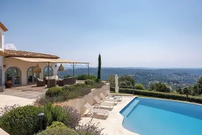 Image de Villa de luxe nichée à quelques minutes de Saint-Paul-de-Vence vue panoramique