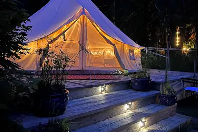 Image de Beautiful Bell Tent nestled by a pond on Salt Spring Island.
