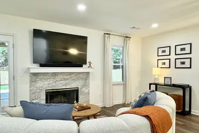 Image de Aubie's Abode - A Boutique Townhouse- Walk to Downtown and Campus!