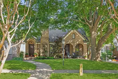 Image de Charming Tudor in East Dallas Neighborhood