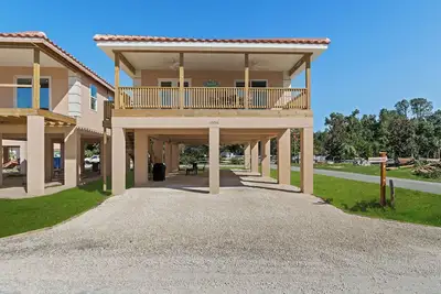 Image de Lovely and spacious brand new - July 2024 - 2 Br, 2 Ba villa on stilts