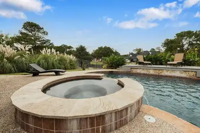 Image de 7-Br Lakeside Bliss Pool & Spa 30 Mins Downtown Sg1