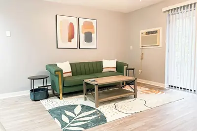 Chic 2 bedroom/free parking across from Jd Legends