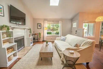 Image de Its Always Pleasant in Mt P! Stylish Mod Home!