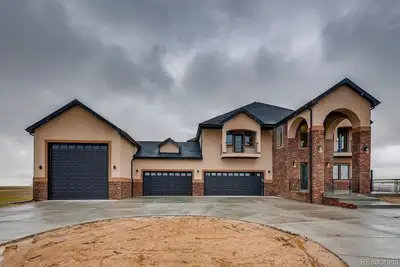 Image de Discover Luxury & Serenity: Luxurious 5 -Bedroom Mountain Retreat