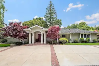 Image de Welcoming Mansion Estate with Ac, Pool and Backyard in Menlo Park