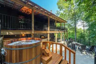 Image de Moonlight Mountain Manor w Medicinal Cedar Hot Tub + Game Room + Yoga Studio