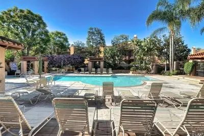 Image de 3 bedroom + 3 full bathroom modern home in Tustin / Irvine. 15 Minutes To Disney