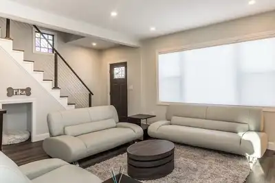 Image de Renovated 3 Bedroom Home with Family Theater Room and Sauna