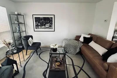 Image de Cozy newly renovated home close to downtown in safe area of Killarney/Altadore.