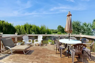 Image de South Hampton 3-level spacious home with shared pool, balcony & free Wifi
