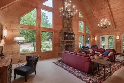 Image de Shenandoah-Style Chalet 5 miles from Vaught Hemingway Stadium.