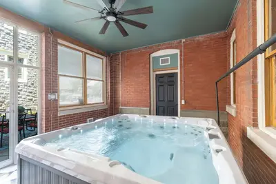 Image de 9 Bedroom, Sleeps 22! Hot Tub & Game Room - Minutes to Jim Thorpe