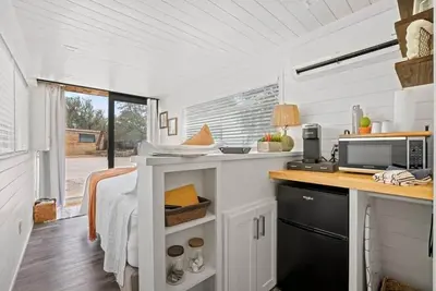 Image de 5 acre Secluded tiny house village Swimpond! 5 mins from downtown Detroit