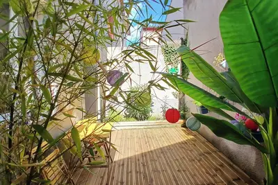 Image de 2pièces avec terrasse bois, 5mn centre-ville, super calme et courette extérieure