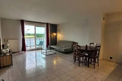 Image de Appartement spacieux. Avec vue sur la Seine Ă deux pas des transports.
