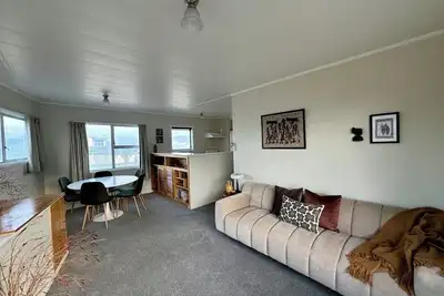 Image de Retro Mount Beach Bach - classic 70's kiwi bach, 1 min walk from Mount beach!