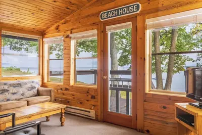 Image de The Beach House Leech Lake - King bed &wall of windows just steps from the lake.