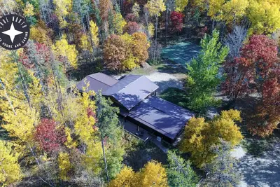 Image de Two-Bedroom House on 5-Acres with Outdoor Hot Tub, Sauna, and Tennis Court (plus extra cabin)