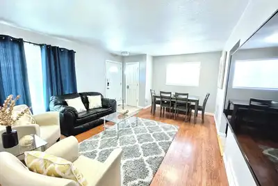 Image de 6bdrms, 6fullbath, 2LivingRms, 2kitchens, & 2laundry; Newly landscape backyard!