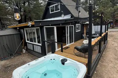 Image de Cozy 2-bedroom cabin in charming Green Valley Lake with Jacuzzi, Ac, Ev Charger