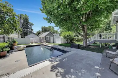Image de Charming and large home with backyard pool!