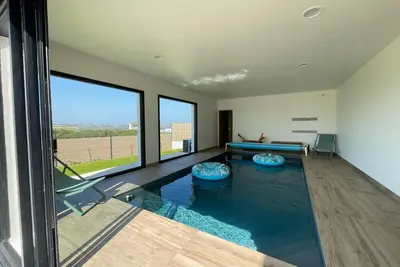 Maison contemporaine avec piscine intérieur