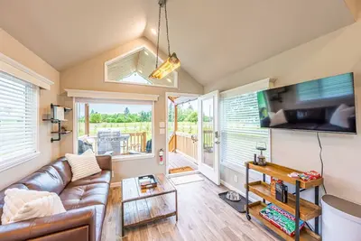Image de Rainforest Tiny Home Retreat Industrial #26