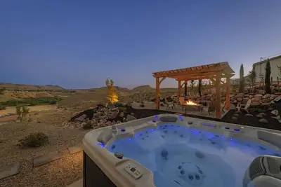Image de Cliffside Modern Villa ~ Hot Tub/Stunning Views