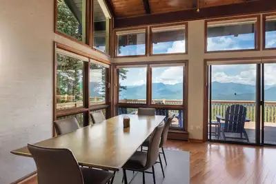 Image de The Overlook | Hot Tub, Fireplace + Impeccable Views | 5 Min. to Town!