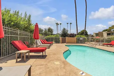 Image de Scottsdale Camelback 469: A stylish 2-bedroom condo with garden views in vibrant Scottsdale.