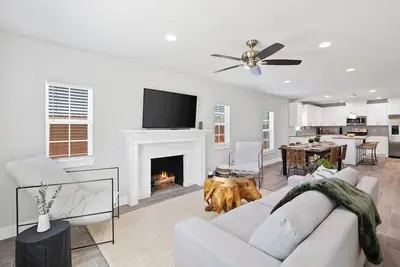 Image de S&N Lux Home w/ King Bed & Wi-Fi