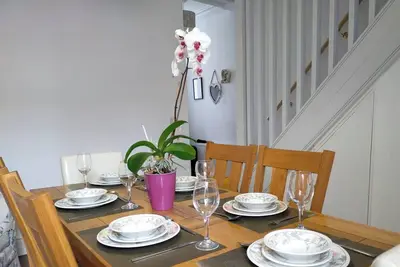 Image de Free Parking\/WiFi, 3 Beds sleep 6 near Uni & Town!