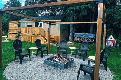 Image de A cozy retreat w/ firepit - right across from Trout Lake!