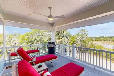 Image de Coastal home- Marsh Views with open floor plan and stunning sunsets