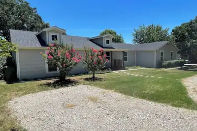 Quiet and Convenient in Denton! 2650 sq ft home, 4 bed 4 bath on 1 acre
